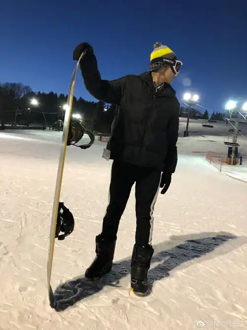 太久没滑雪,紧张的吴亦凡小表情简直可爱