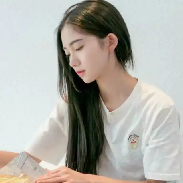 卷发不会打理像枯草拉直吧,直发女人更清纯漂亮