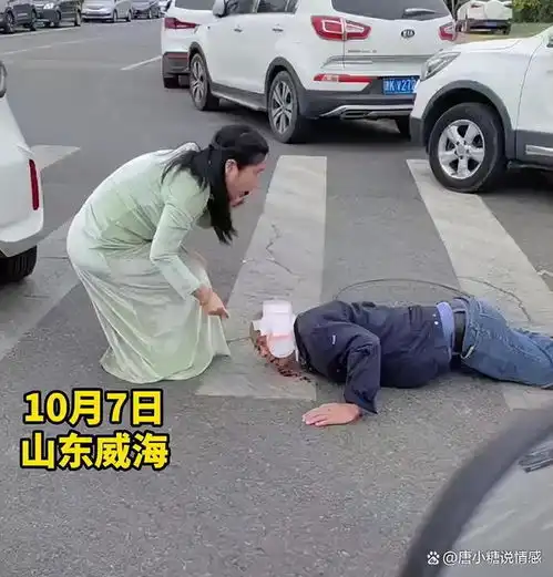 山东女子开车撞到大爷,当场用卫生巾帮忙止血,网友这不吸血吗