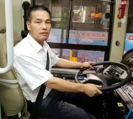 佛山公交103路车长连闯两次红灯却获满车乘客称赞