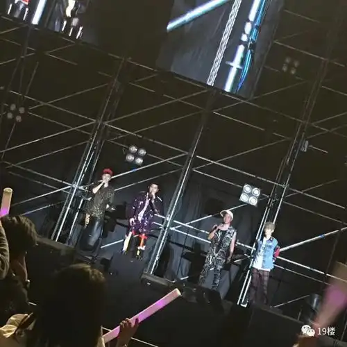 周杰伦演唱会女生喊话现场前男友你算什么男人