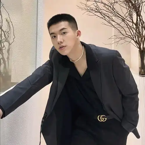成熟性感的寸发男生,黑色西装个性穿搭,阳光气质显酷更有男人味