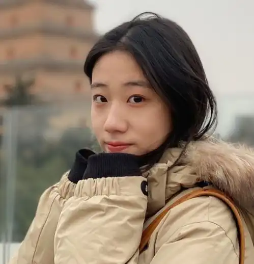 不倒翁小姐姐到底开了几层网红滤镜看她的生活照后,网友失恋了
