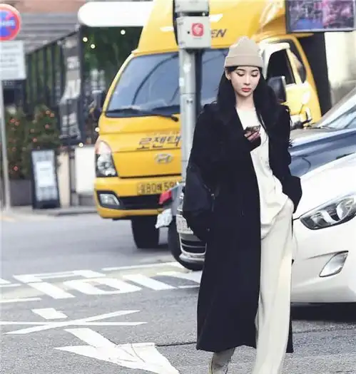 韩国女生就是会穿秋装街拍简单又气质,时髦精们都在照着穿