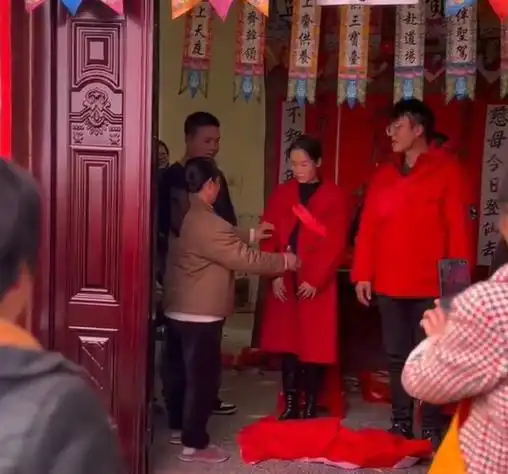 湖南新人灵堂拜天地,喜事儿与丧事儿撞在一起,尊重习俗
