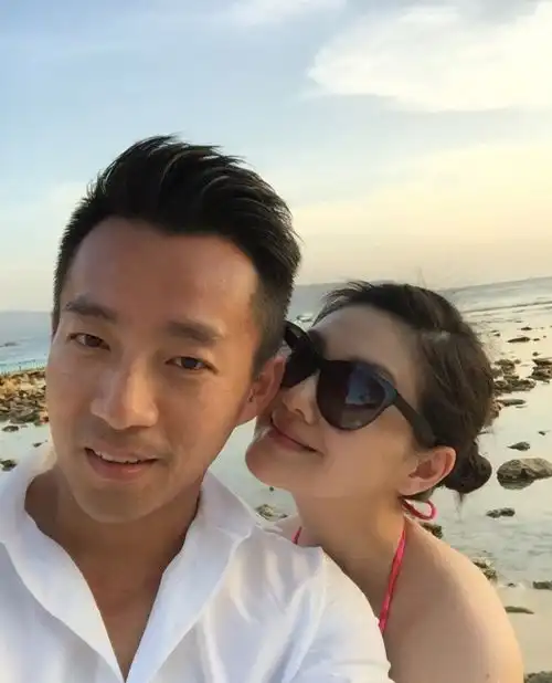 8位女比父丑的星二代,小眼睛塌鼻梁黑皮肤,跟爸爸不能比