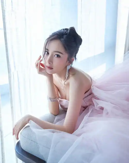 组图杨幂穿粉色抹胸裙仙气飘飘将头发扎成蝴蝶结很少女