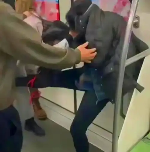 上海地铁内,两名女子上演全武行,其中一女子大喊我怀了还打