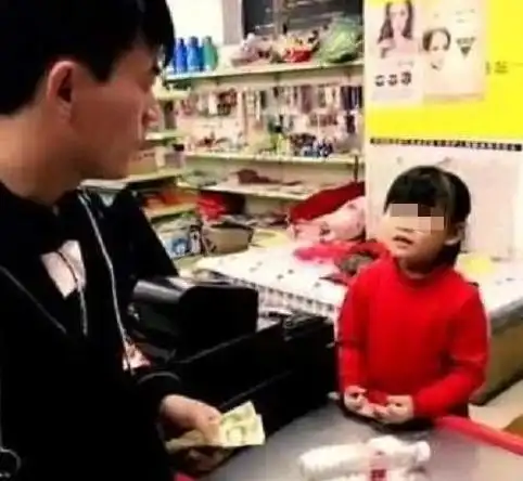 5岁女孩超市偷东西被发现,孩子脱下外套后店员泪目你走吧