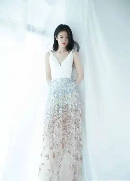 张雪迎骨子里透着甜美,v领吊带羽毛流苏裙精致优雅,女神范满满
