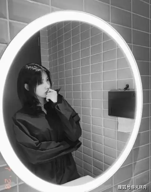 汪峰16岁长女小苹果晒美照,化浓妆衣着性感,气质显成熟