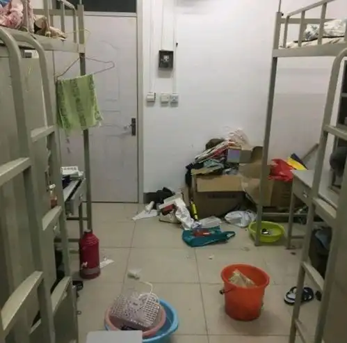 这就是未来老师的样子女生赤身裸体打砸男生宿舍,家长瑟瑟发抖