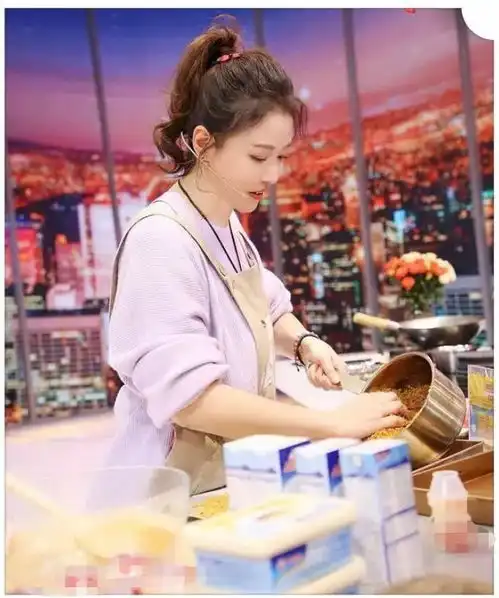 这次真的被周海媚美到了紫色毛衣配高马尾,不留神美回18岁
