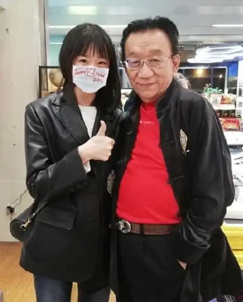 74岁侯耀华被偶遇,与粉丝合影待遇大不同,美女需摘口罩