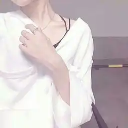 身穿衬衫的情侣头像手里拿花