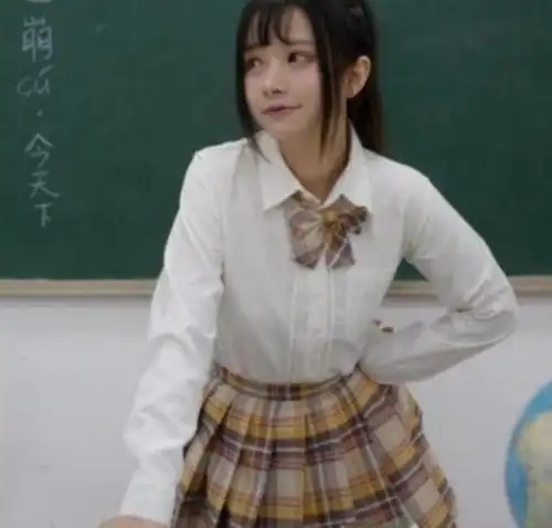 95后美女老师穿jk制服上课,学生看得很认真,家长却喊有伤风化