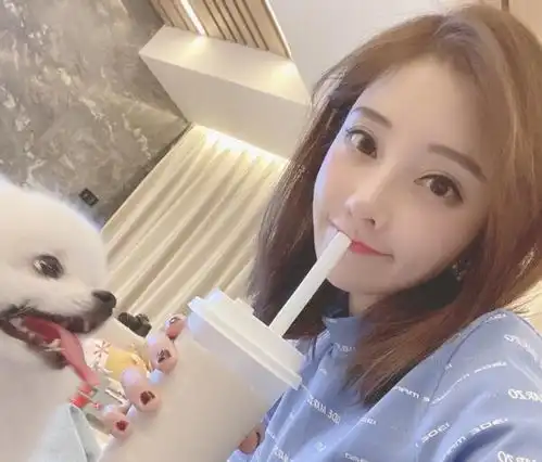 明星自拍有多真实杨紫呆萌,周冬雨搞怪,冯提莫除了吃就是喝