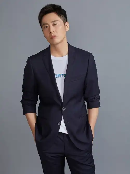 李昊臻西装写真曝光反差气质尽显熟男魅力