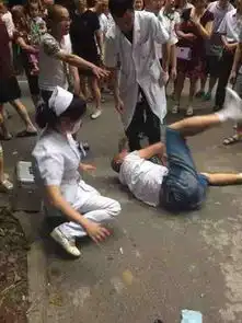 四川小女孩16楼窗户坠下死亡父母当场哭晕图