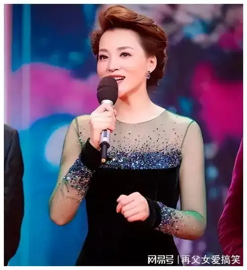暂停央视工作的董卿素颜现身,衣着朴素,皮肤状态好
