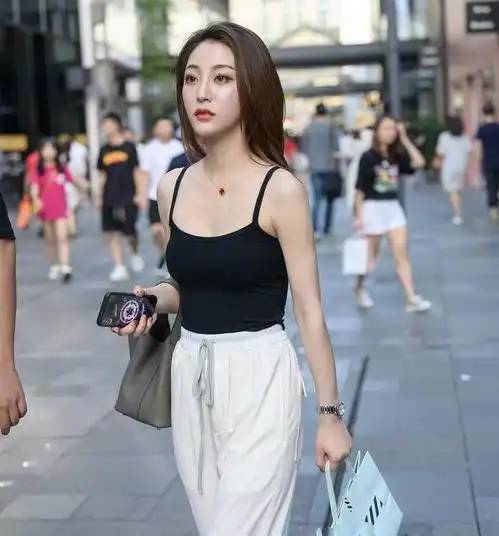 街拍美女现在的小姐姐都是高挑的身材,走到哪里都是时装秀