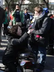 外国小伙街头扶摔倒妇女反被讹