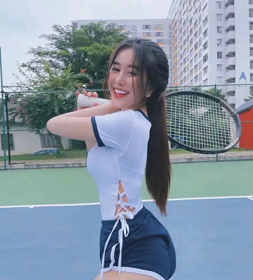 网球小妹来了