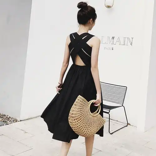 2030岁的女人有女人味,在穿上这样的连衣裙,真的美