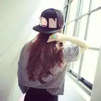 戴帽女生背影半身头像