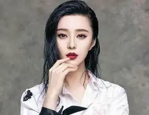 女人味十足范冰冰蕾丝裙波浪卷发展柔媚气质