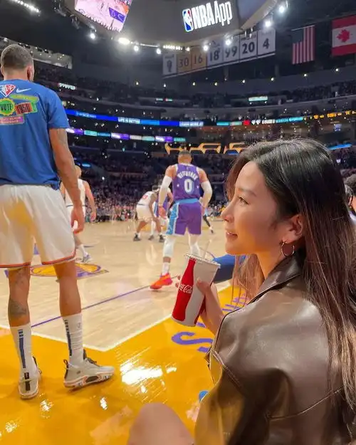 还记得这个小姐姐吗来了她又来湖人主场看球了