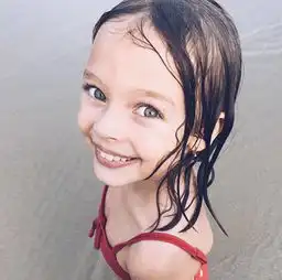 这个八岁的俄罗斯小姑娘,颜值征服了全世界