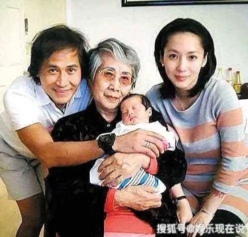 59岁齐秦与朋友聚餐,素颜出镜不修边幅,皮肤黝黑还严重秃头