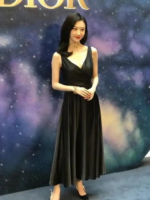 景甜活动生图太抢眼,开叉长裙大方高贵,这波浪卷发真有女人味