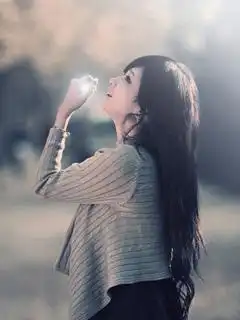 qq头像女生阳光草地的那种最好是背影阳光不要太刺眼