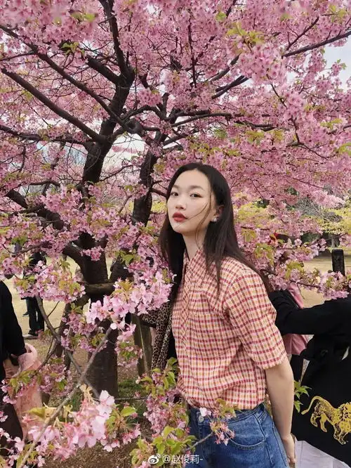 东方宾利拍了拍你,赵俊莉的lefame大片来啦,鬼马少女的夏日时髦style有被美到