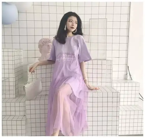 街拍穿吊带短裙的小姐姐,性感与美貌并存,引人注目