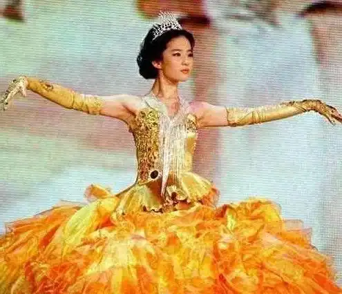 历届金鹰女神战袍都是黄色,为何赵丽颖和她人不一样答案在这里