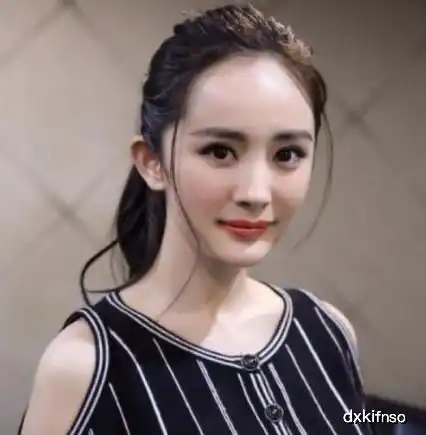 脸蛋若有这3个标志的女人,拍照显胖没气质,但其实真人比照片美
