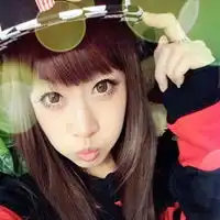 女生头像酒吧夜店戴帽子的可爱女生qq头像