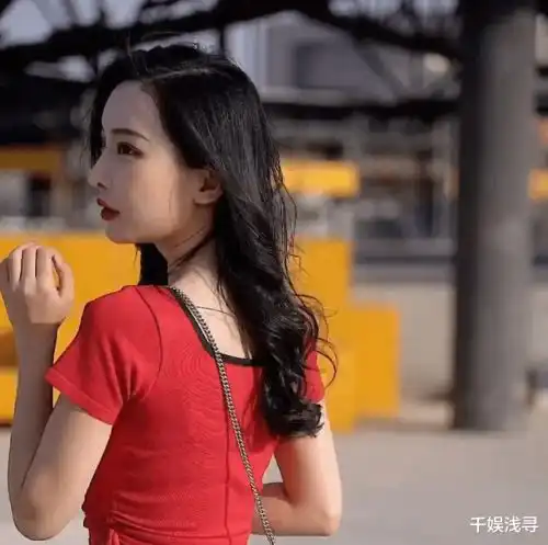 街拍身穿红色短打的小姐姐,高腰牛仔裤打造腿精少女,气质迷人