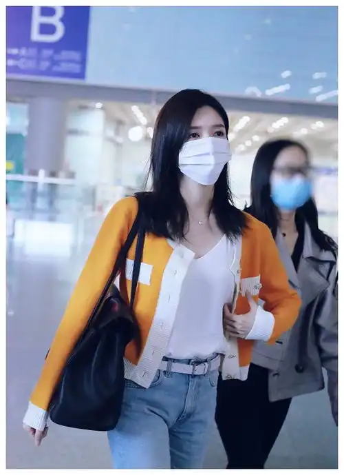 江疏影私服太有品了,穿卡其色外套尽显文艺气息,不愧是气质美女