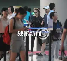 独家王全安张雨绮甜蜜现身购土特产返京5360415