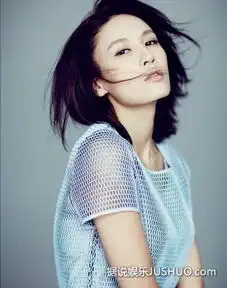 龙女郎张蓝心工作照曝光与两男开心泡温泉