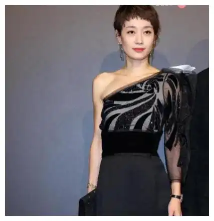 文章新女友疑似被曝光,外形神似马伊琍,气质上却相差十万八千里