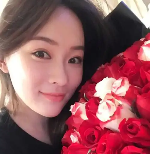 她20岁出道,25岁演仙女一剧爆红,却因姐弟恋被吐槽老女吃嫩草