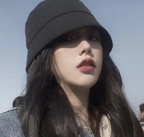 偷偷喜欢你的男孩子,会暴露出这3小动作,中招的女生偷乐吧
