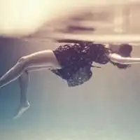 女生海底头像坠入海底的绝望女生头像图片