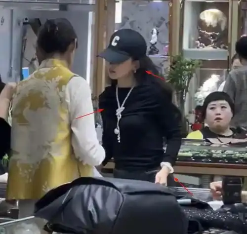 汪峰女友森林北近照曝光,穿皮裤外出被偶遇,身材高挑颜值高