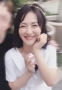 谢娜匈牙利街头被粉丝搂肩拍照,眯眼咧嘴笑露出鱼尾纹,超可爱